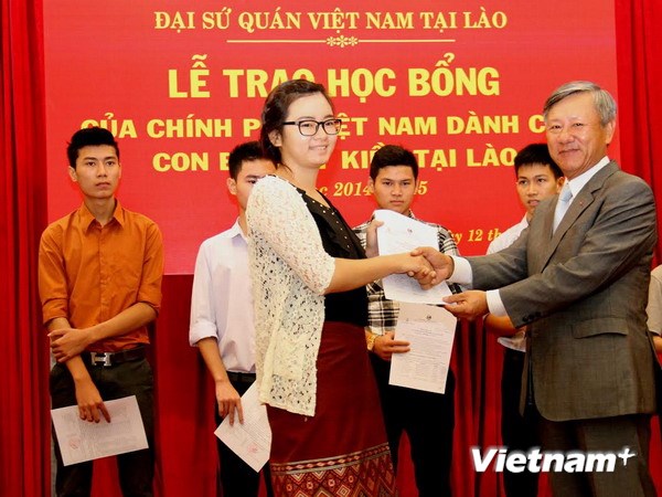 ມອບທຶນສຶກສາຂອງ ລັດຖະບານຫວຽດນາມ ໃຫ້ລູກຫຼານຊາວຫວຽດນາມ ອາໄສຢູ່ລາວ